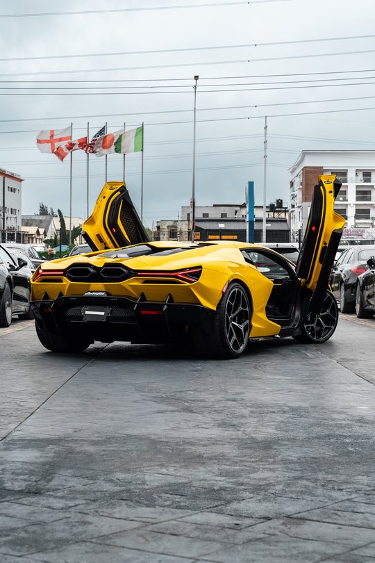 Lamborghini Revuelto, rear three-quarter