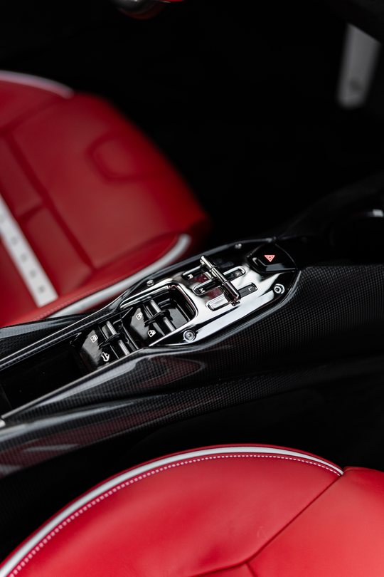 Ferrari SF90 Stradale, centre console